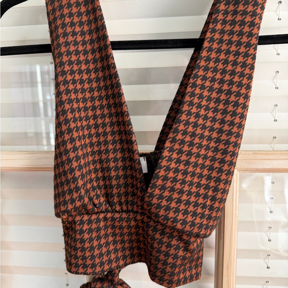 Le Lis - Houndstooth Tie-Front Crop Top in Brown & Black in Medium